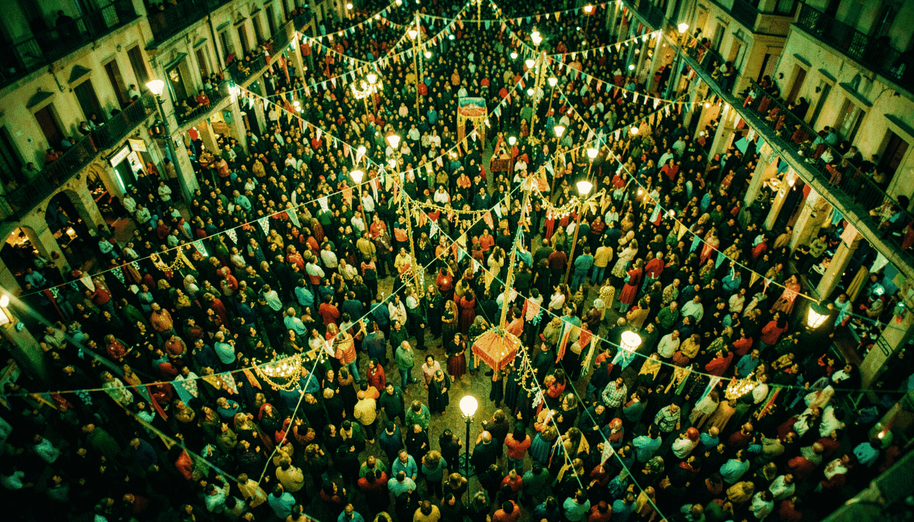 Vista cenital de la plaza abarrotada durante la Cabalgata del Pregón, faroles decorativos y colgaduras sobre multitudes